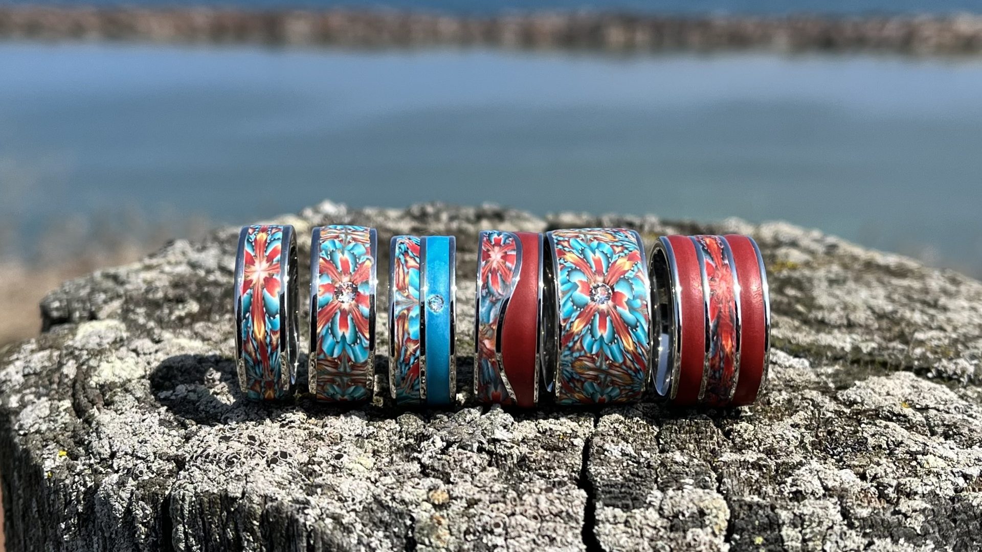 Handgefertigte Ringe auf einem Stein am Meer